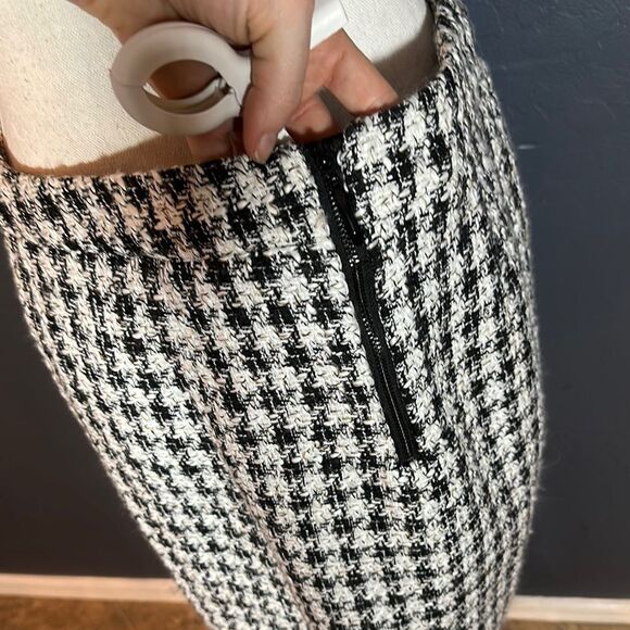 White House Black Market Black and White Pencil Mini Skirt - Picture 4 of 5